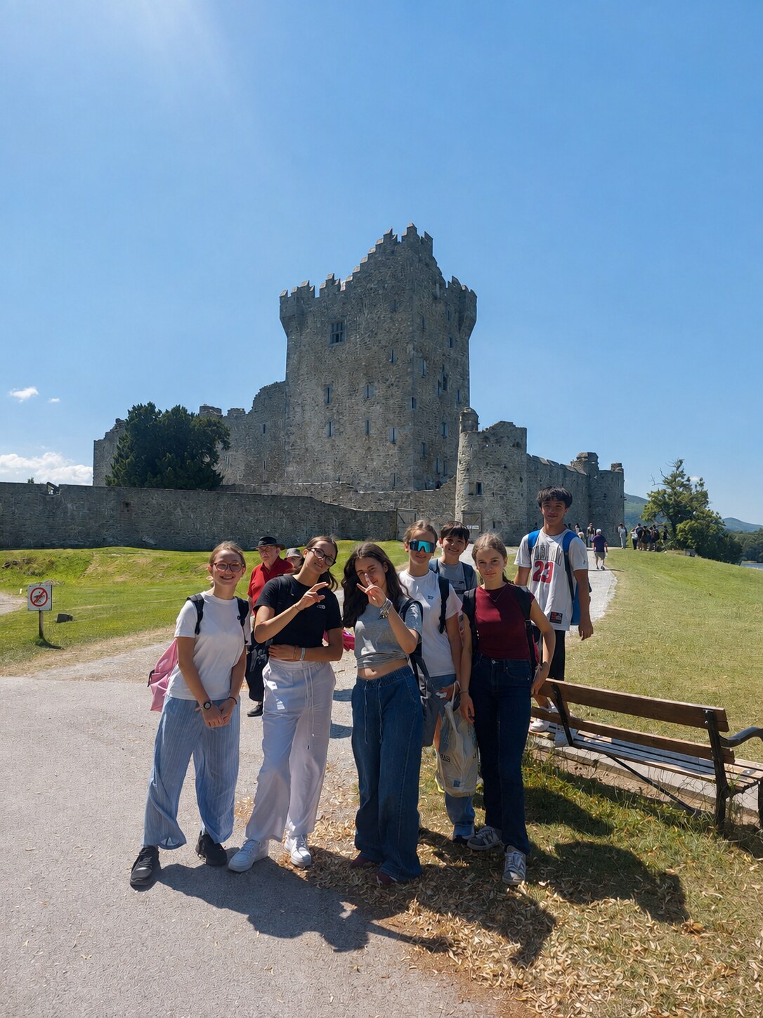 Studenti di Welcome in Irlanda davanti a un castello